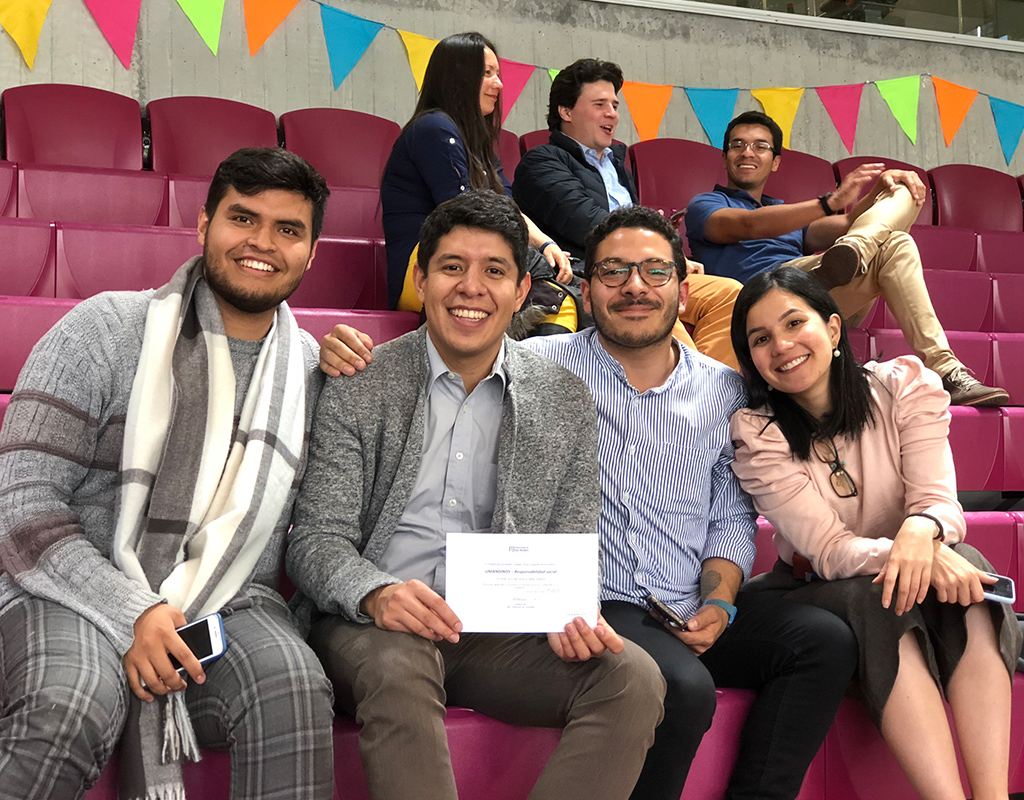 Foto plano general grupo de voluntarios uniandinos en la celebración del Día del Voluntario Uniandino 2019.