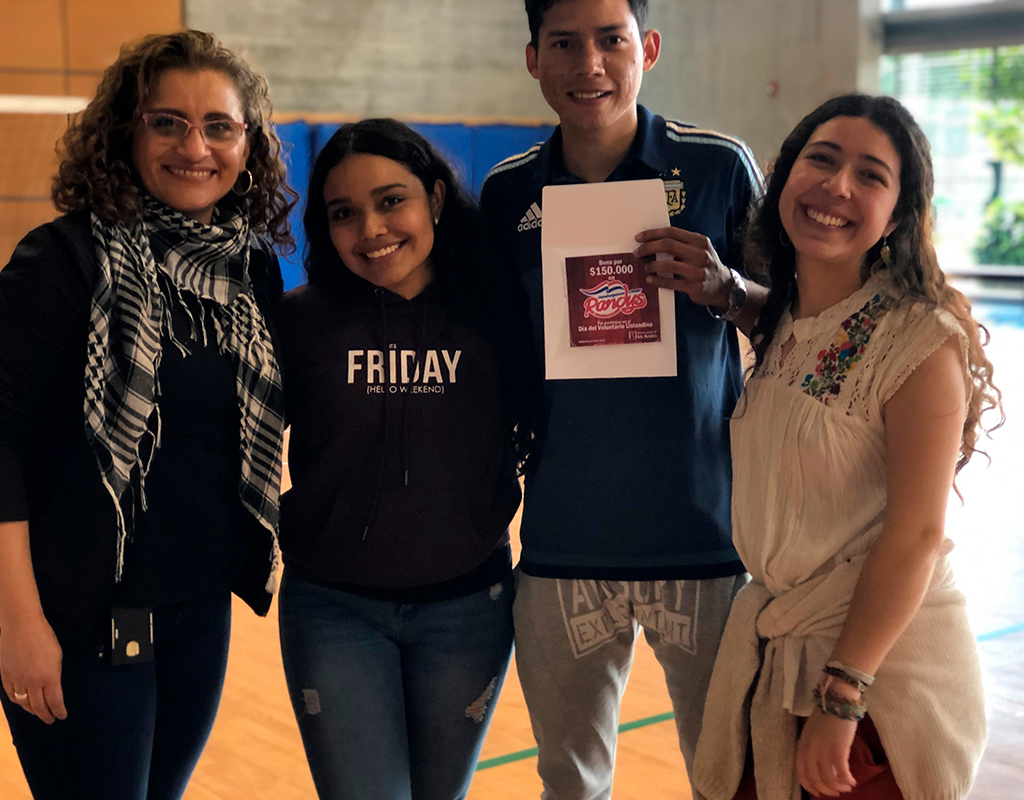 Foto en plano medio de grupo de voluntarios durante la celebración del Día del Voluntario Uniandino 2019.