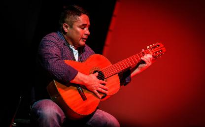 Foto de interno tocando guitarra