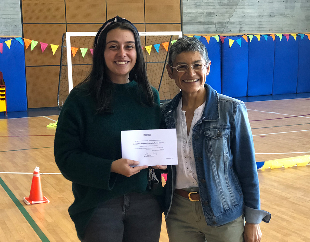 Foto plano medio de Camila Salazar (Mentores Fenicia) y Adriana Díaz (Jefe de Construcción de Comunidad) durante la celebración del Día del Voluntario Uniandino 2019.