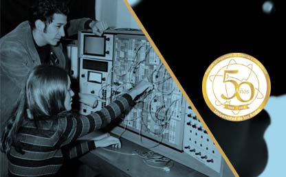 Un hombre y una mujer manipulan el primer computador de la Universidad de los Andes, en 1.957  