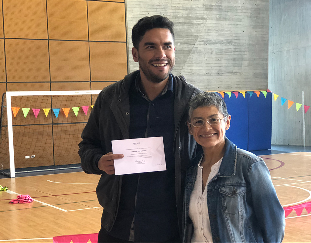 Foto plano medio de Jaime Daza (Fundación ERES Colombia) y Adriana Díaz (Jefe de Construcción de Comunidad) durante la celebración del Día del Voluntario Uniandino 2019.