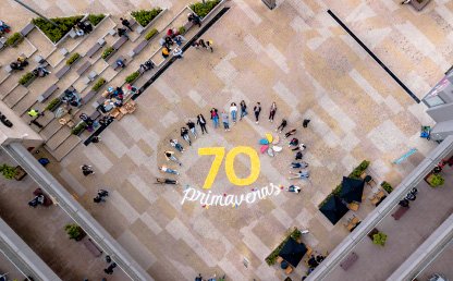 Imagen aérea de instalación tipográfica 70 años de la Universidad de los Andes