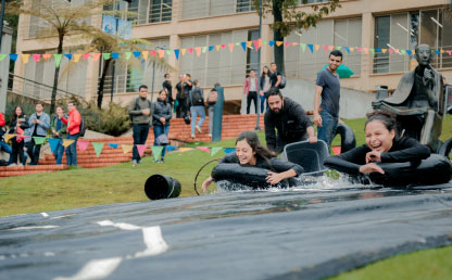 Niñas se lanzan sobre un neumático en una pista de jabón