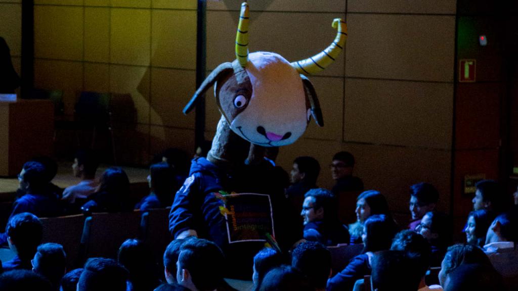 La mascota de Los Andes, la cabra Séneca, en el auditorio Mario Laserna, con los estudiantes.