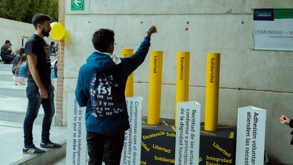 Joven observa un afiche pegado en la pared