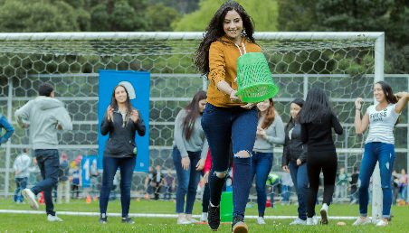 Estudiantes de Los Andes corriendo en la cancha de fútbol del Centro Deportivo de la Universidad.
