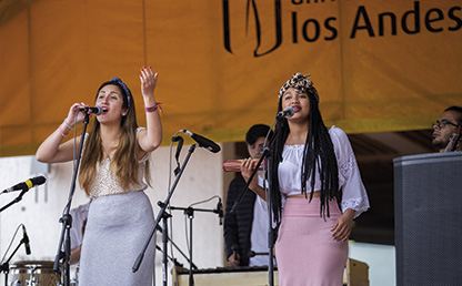 Coristas de Chonta Brava cantando 