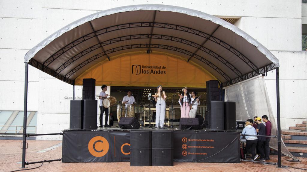 Banda Chonta Brava en el escenario de la Plazoleta Lleras. 