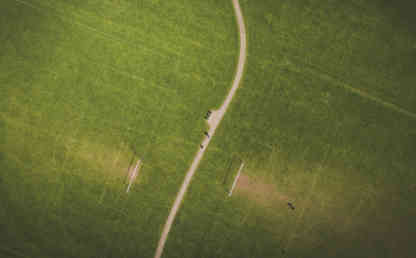 Un campo de fútbol visto desde arriba. 