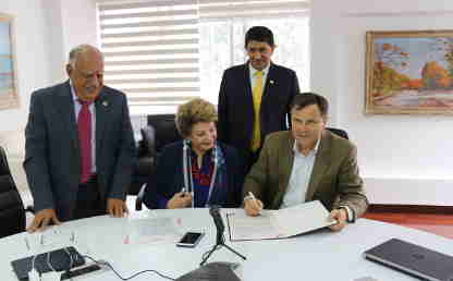 Firman el convenio de cooperación la presidenta de la CRC, Judith Carvajal, el director del CEO Carlos Montenegro.