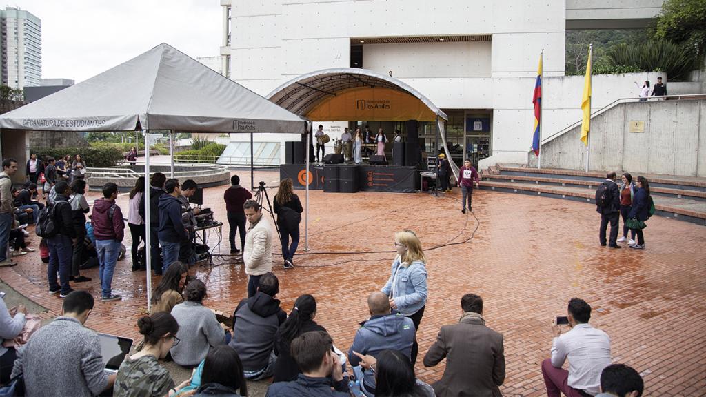 Comunidad Uniandina disfrutando del concierto de Chonta Brava 