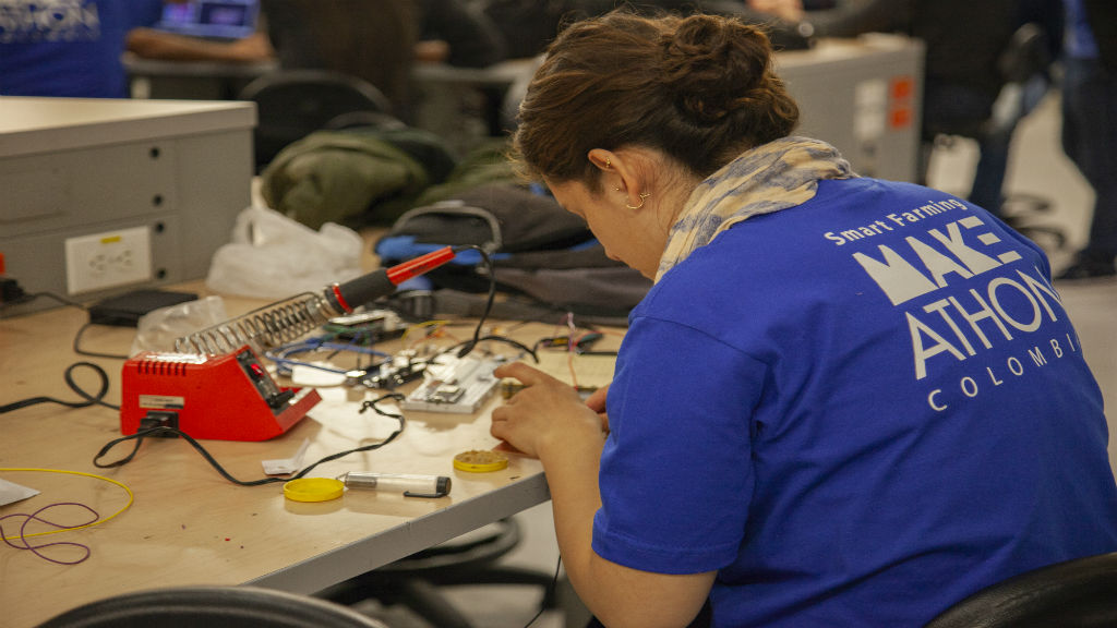 Una mujer trabaja en un prototipo para la Makeathon. 