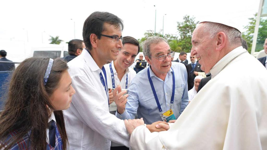 El papa Francisco le da la mano al profesor Enrique Chaux de Los Andes