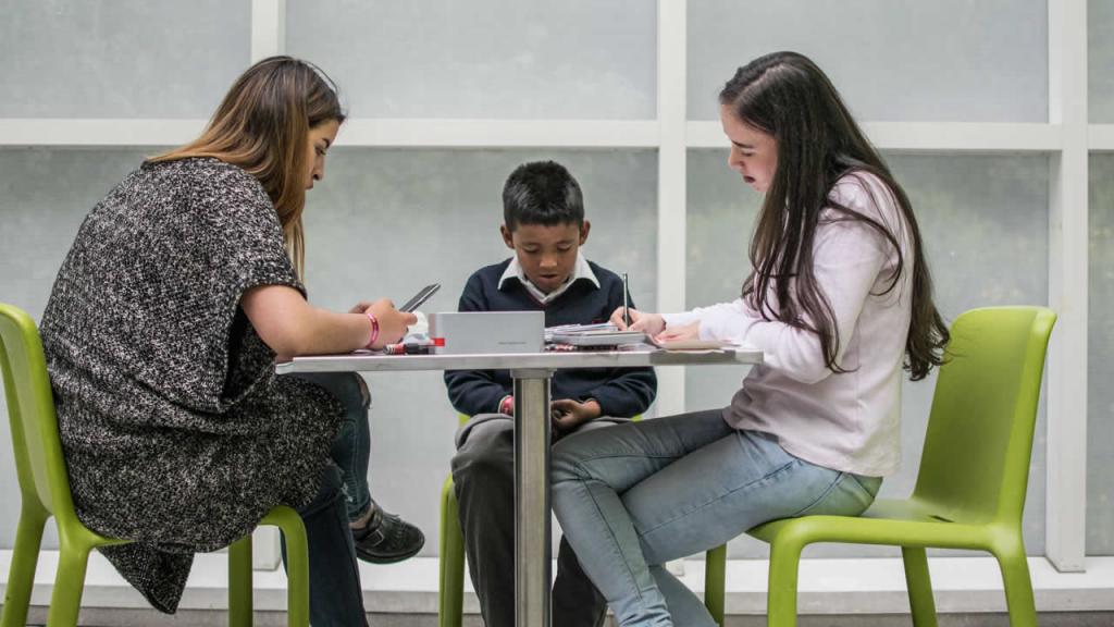 Tres personas sentadas en una mesa 