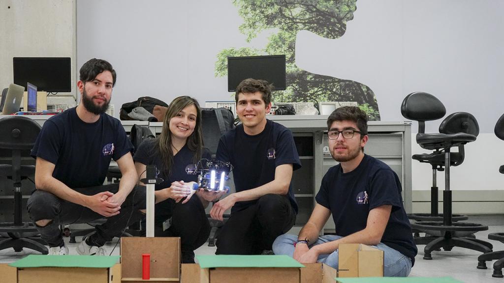 Retrato de estudiantes con un robot 