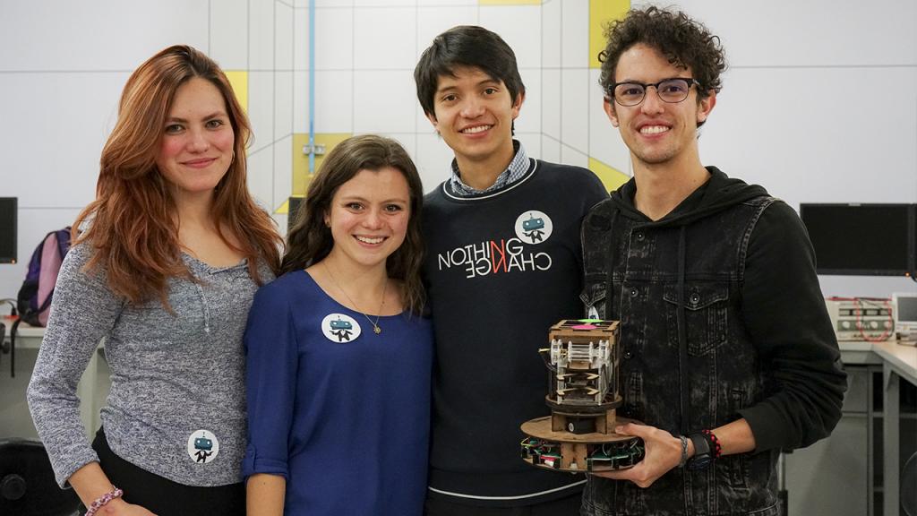 Retrato de estudiantes con un robot 