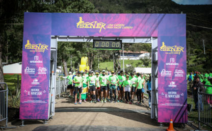 Un grupo de corredores se prepara para la salida de la carrera Senek.