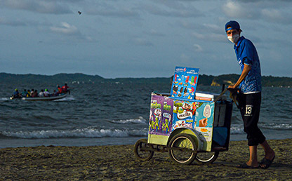 Vendedor de helados en las playas de Cartagena
