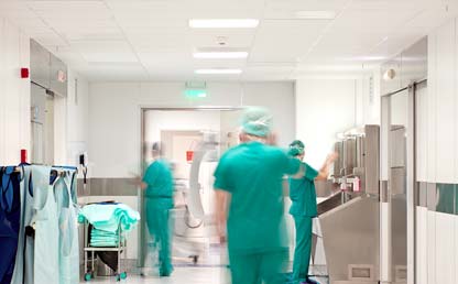Foto de enfermeros y médicos en un hospital