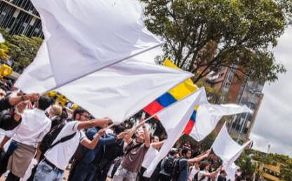 Estudiantes marchando por la paz
