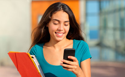 Foto de una mujer revisando un celular