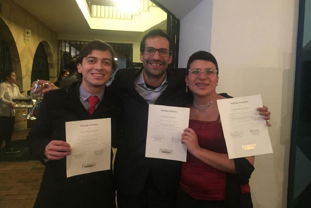 Imagen del profesor Carlos A. Manrique  con diploma 