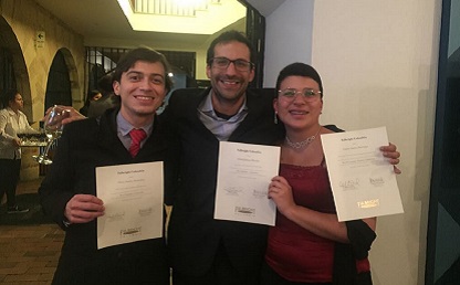 Imagen del profesor Carlos A. Manrique  con diploma 