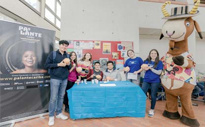 Grupo de jóvenes de LíderAndes junto a mascota de Uniandes