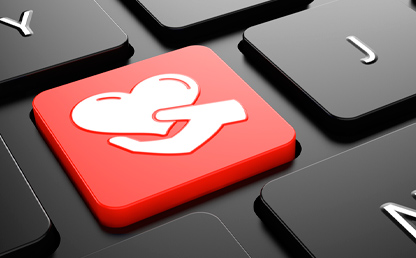 Teclado de computador con una tecla roja con un corazón