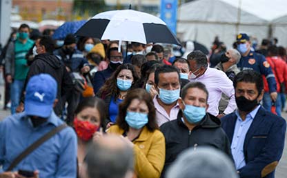 La recuperación del empleo va a paso lento Foto de muchas personas con tapabocas