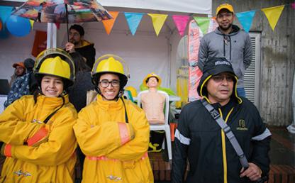 Voluntarios de la Brigada de emergencias del Programa de Voluntariado Uniandes en primer plano