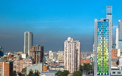 Panorámica de Bogotá muestra una capa de contaminación bajo el cielo.