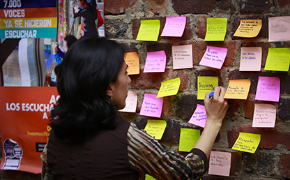 Miembro de la comunidad escribiendo frases en la jornada 'Ayúdanos a entender'