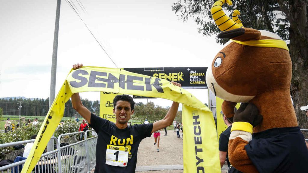 Senek recibe a los corredores que terminan el recorrido de la competencia.