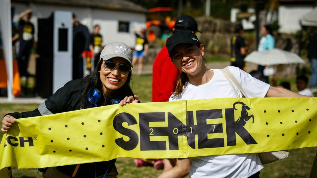 Los participantes a la Carrera Senek 2017 celebran al término de la competencia.