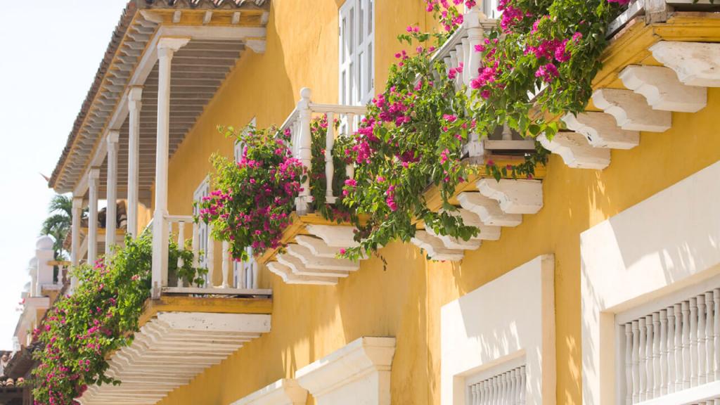 Balcón decorado con flores serena del mar Caribe