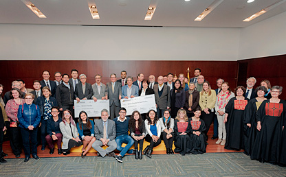 Entrega de fondos de Uniandinos a campaña Pa'lante Pacífico.