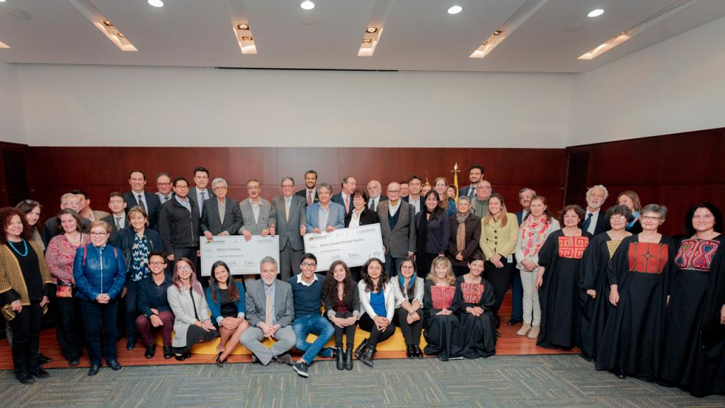 Entrega de fondos de Uniandinos a campaña Pa'lante Pacífico.