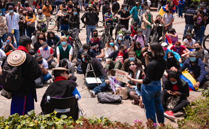 Reunión de personas en la calle