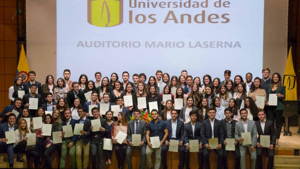 Retrato de muchos jóvenes, cada uno, sostiene un diploma. 