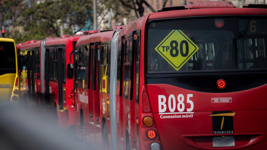 Buses de Transmilenio en fija