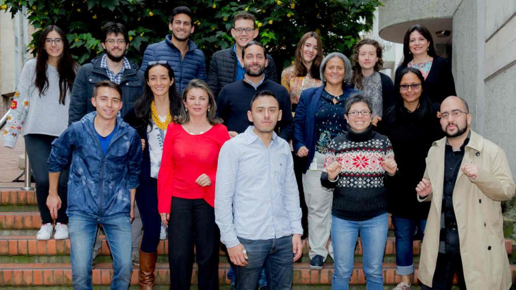 Imagen del equipo de Conéctate que desarrollo el curso en el campus de la Universidad de los Andes