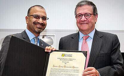 Joybrato Mukherjee, rector de la Universidad Justus Liebig de Giessen de Alemania y Pedro Navas, rector de la Universidad de los Andes 