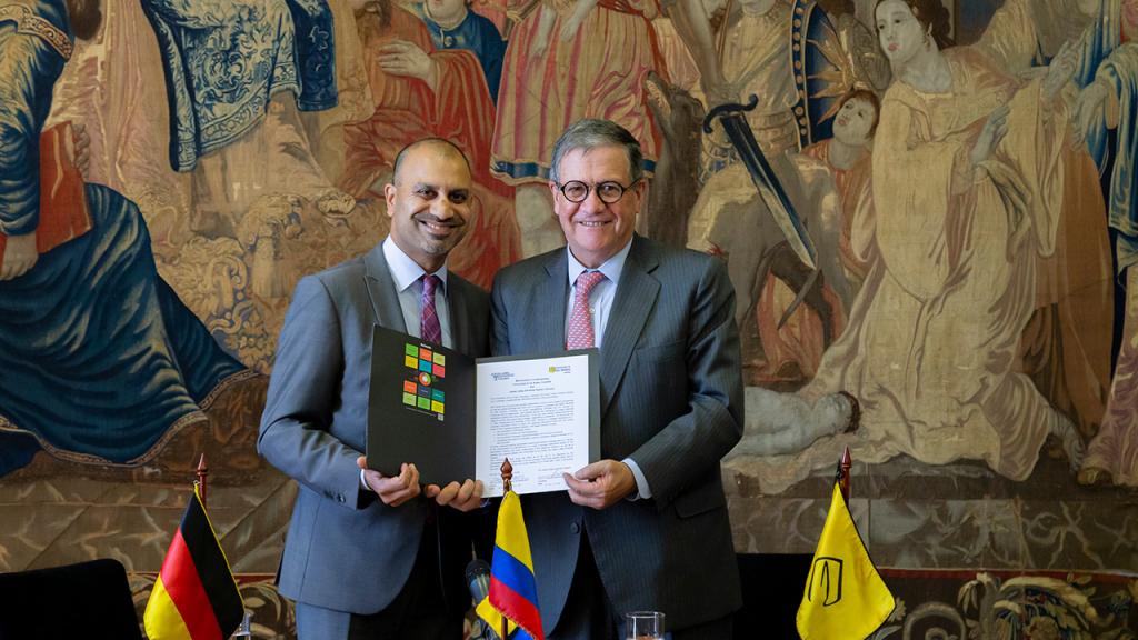 Joybrato Mukherjee, rector de la Universidad Justus Liebig de Giessen de Alemania y Pablo Navas, rector de la Universidad de los Andes 