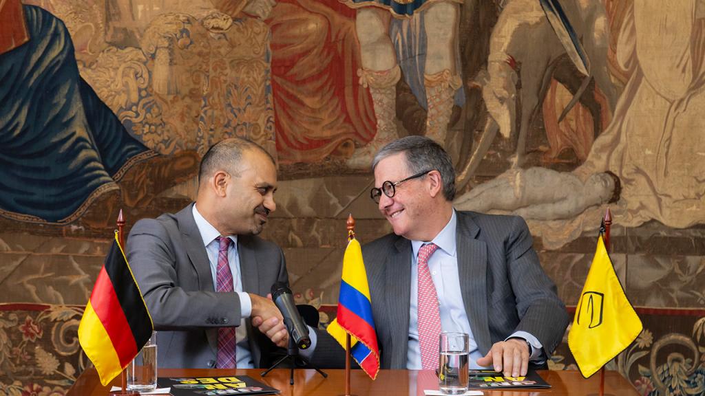 Joybrato Mukherjee, rector de la Universidad Justus Liebig de Giessen de Alemania y Pablo Navas, rector de la Universidad de los Andes 