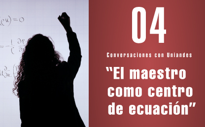 Conversaciones con Uniandes: el maestro como centro de la ecuación Mujer resuelve un problema matemático en un tablero.