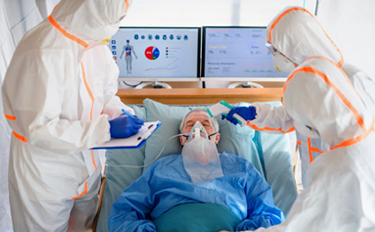Enfermeros y médicos cuidan a un paciente.