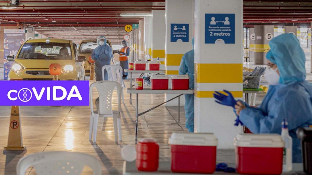 En un parqueadero adelantan pruebas para detectar el coronavirus.