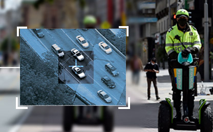 Policía haciendo ronda con la imagen de una cámara de seguridad